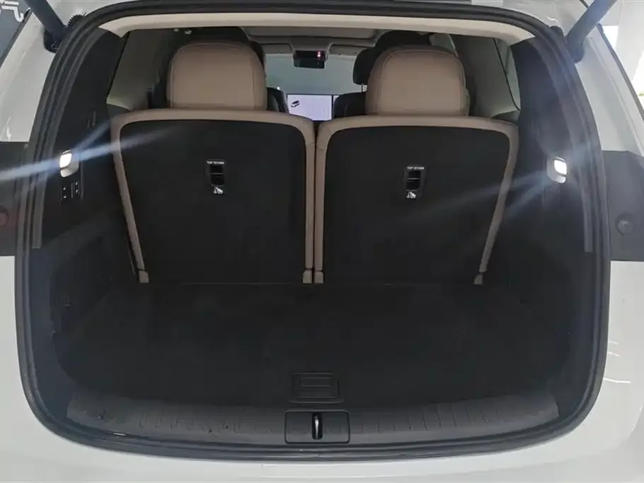 Li Auto i8 — фото 7