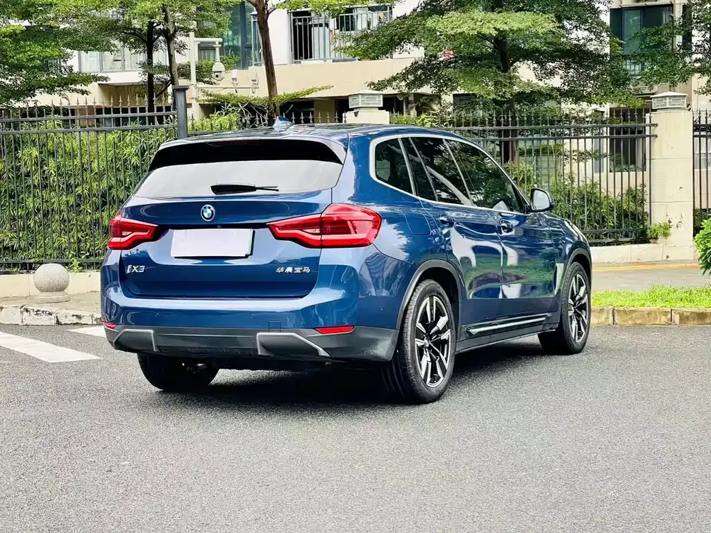BMW iX3 — фото 6