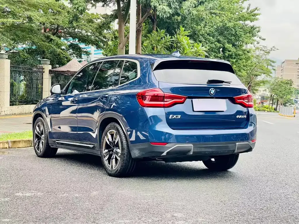 BMW iX3 — фото 9