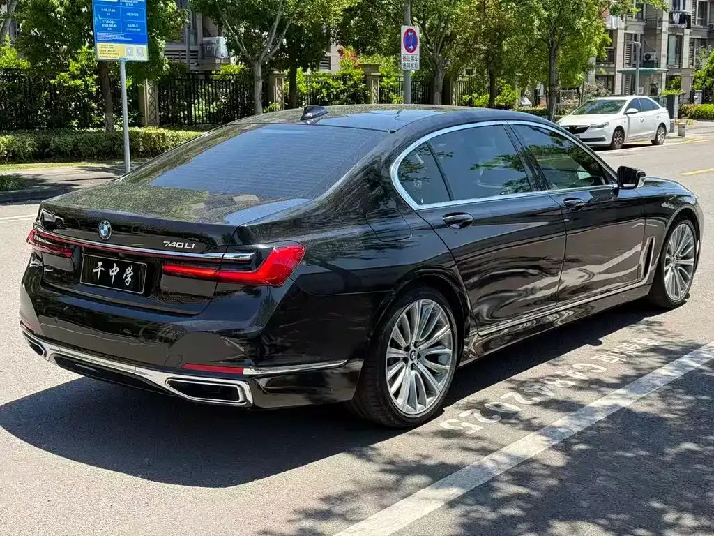 BMW 7 Series — фото 10