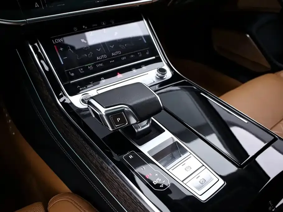 Audi A8 — фото 10