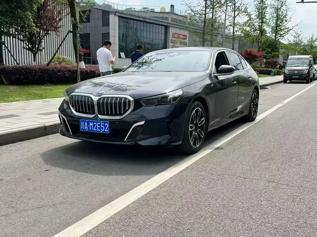 BMW 5 Series — фото 1