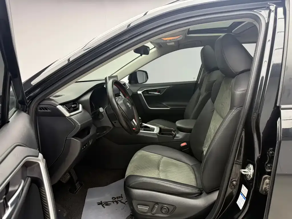 Toyota RAV4 — фото 5