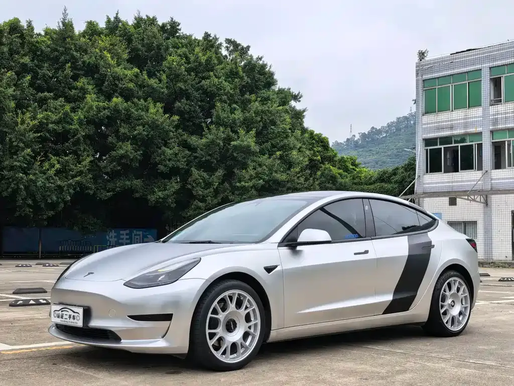 Tesla Model 3 — фото 1