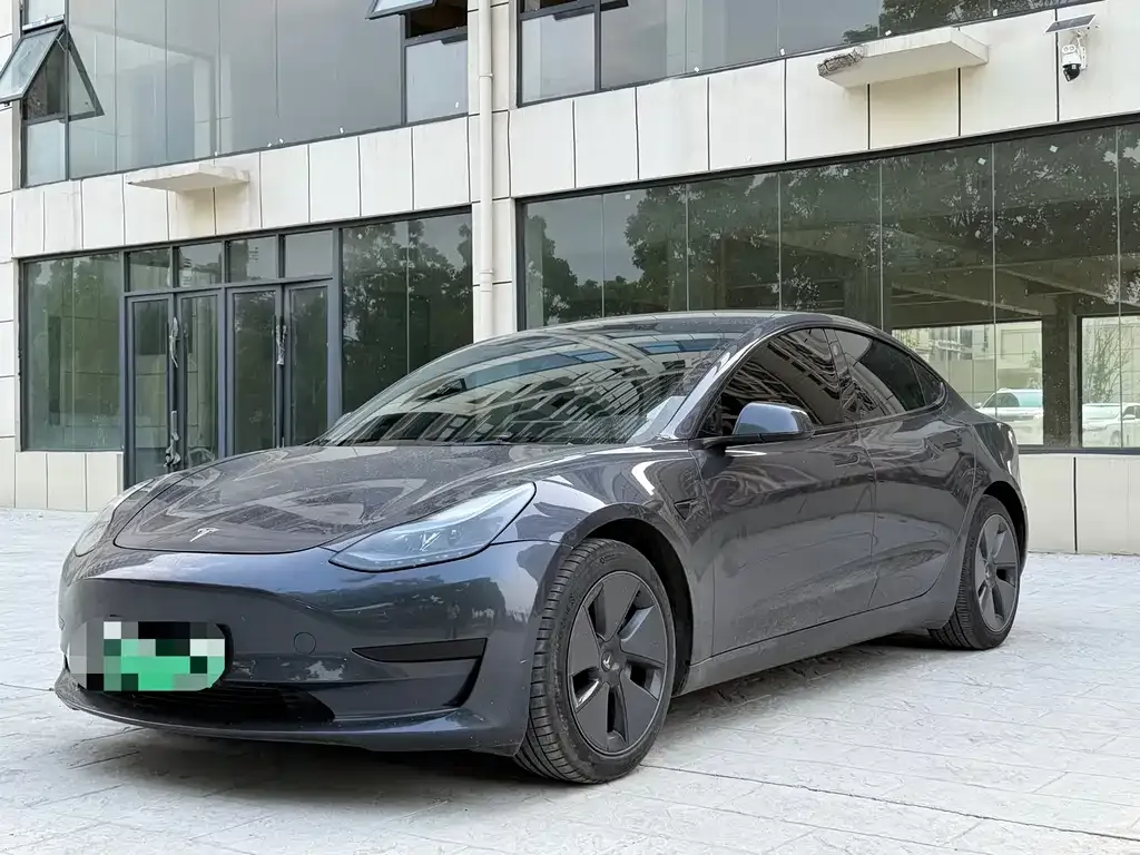 Tesla Model 3 — фото 1