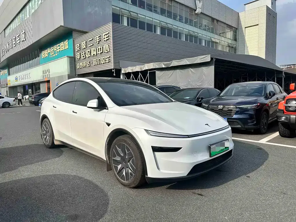 Tesla Model Y L — фото 4
