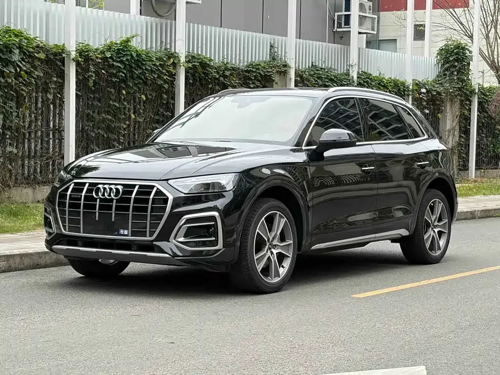 Audi Q5L — фото 1