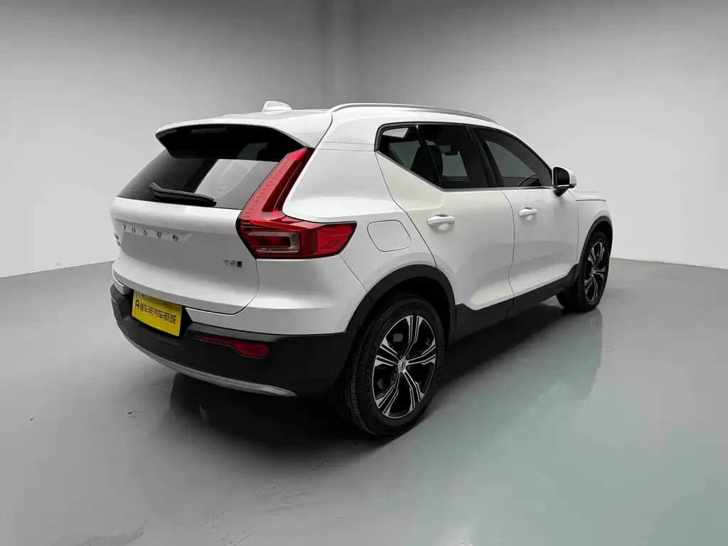 Volvo XC40 — фото 3