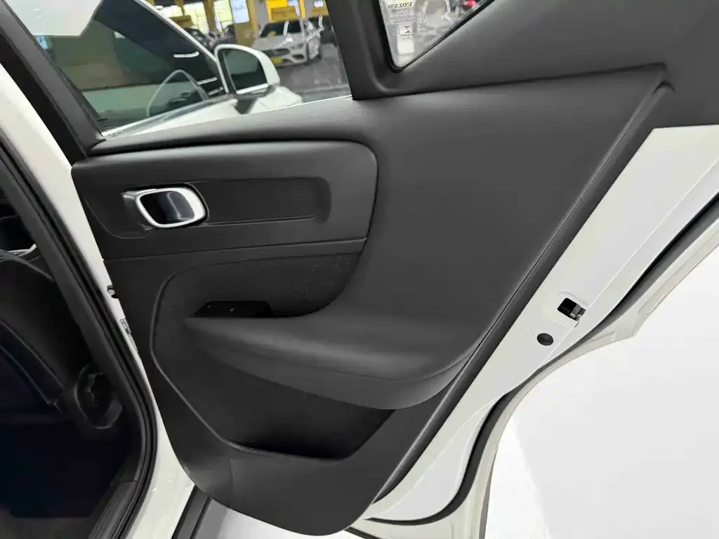 Volvo XC40 — фото 2