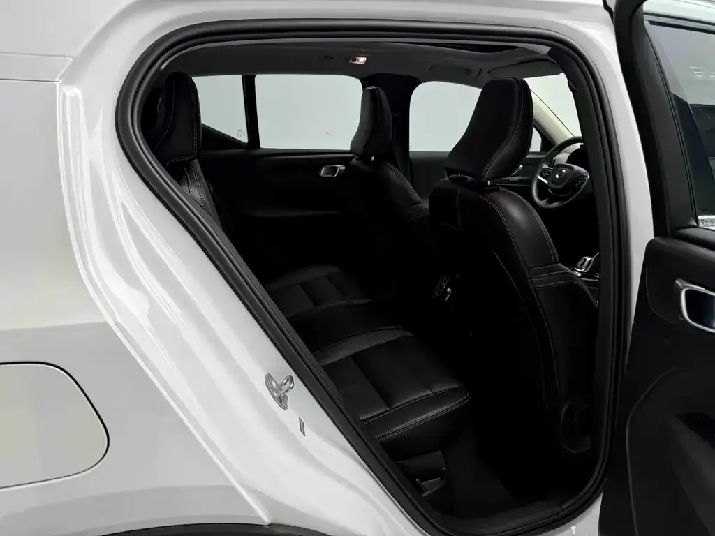 Volvo XC40 — фото 10
