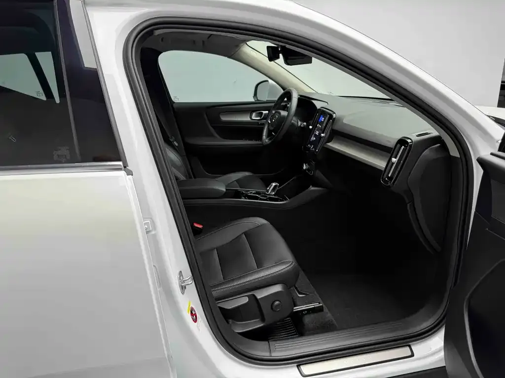 Volvo XC40 — фото 7