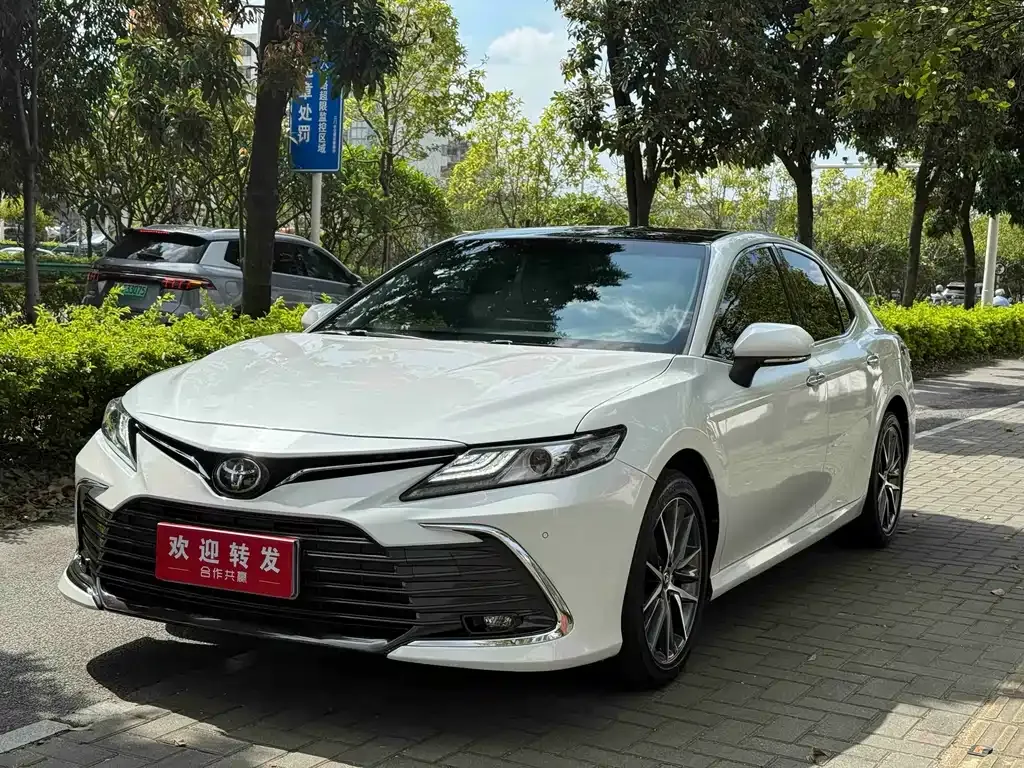 Toyota Camry — фото 1