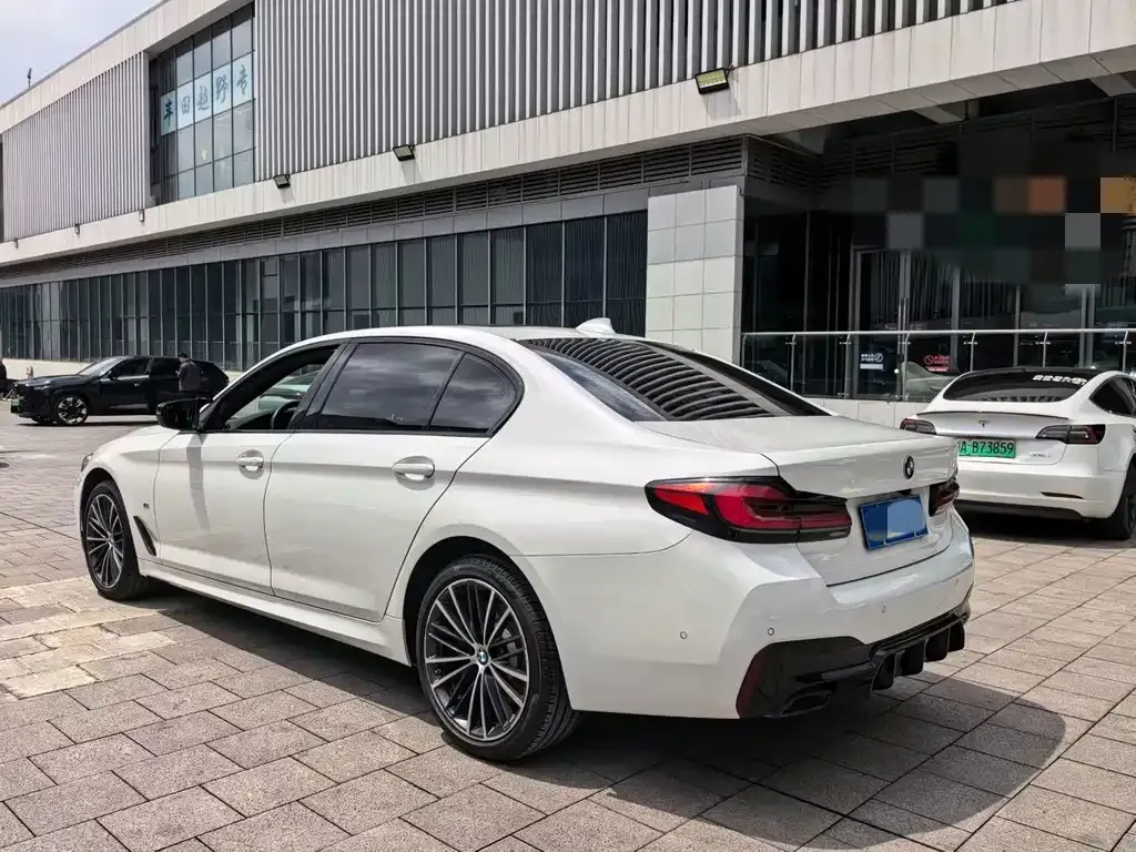 BMW 5 Series — фото 9