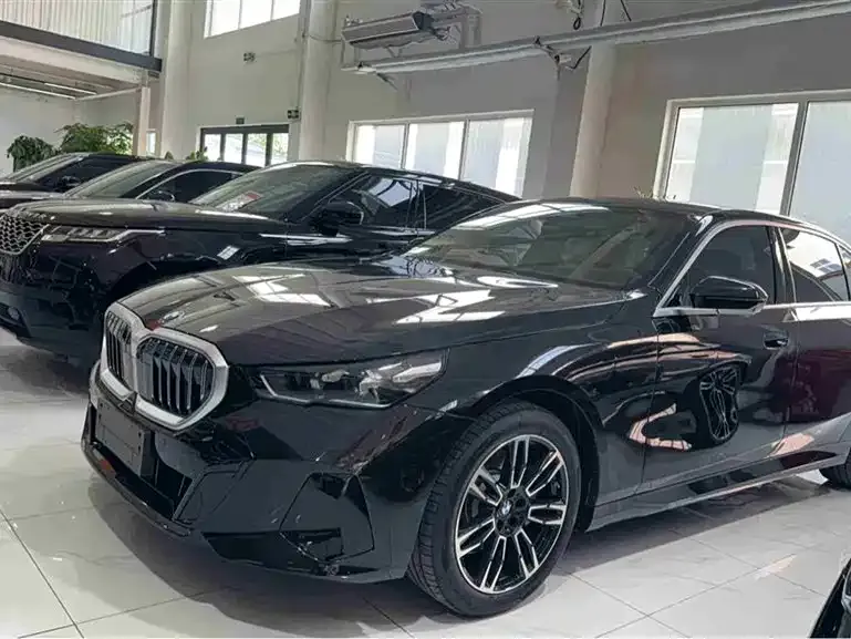 BMW 5 Series — фото 1