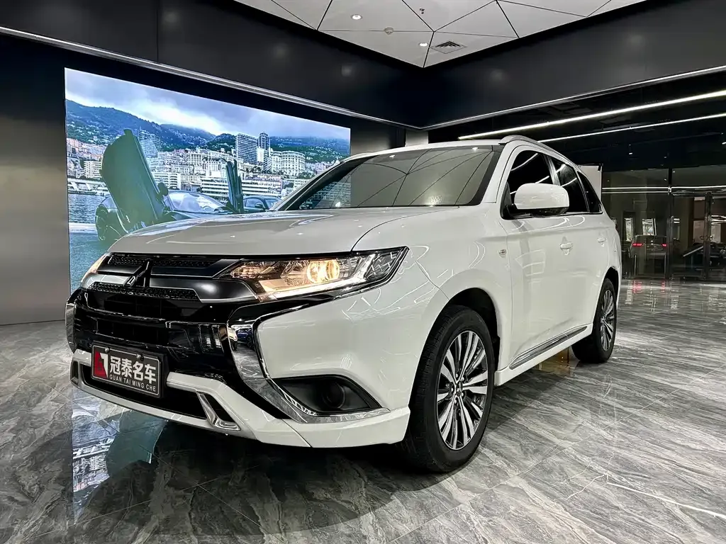 Mitsubishi Outlander — фото 1
