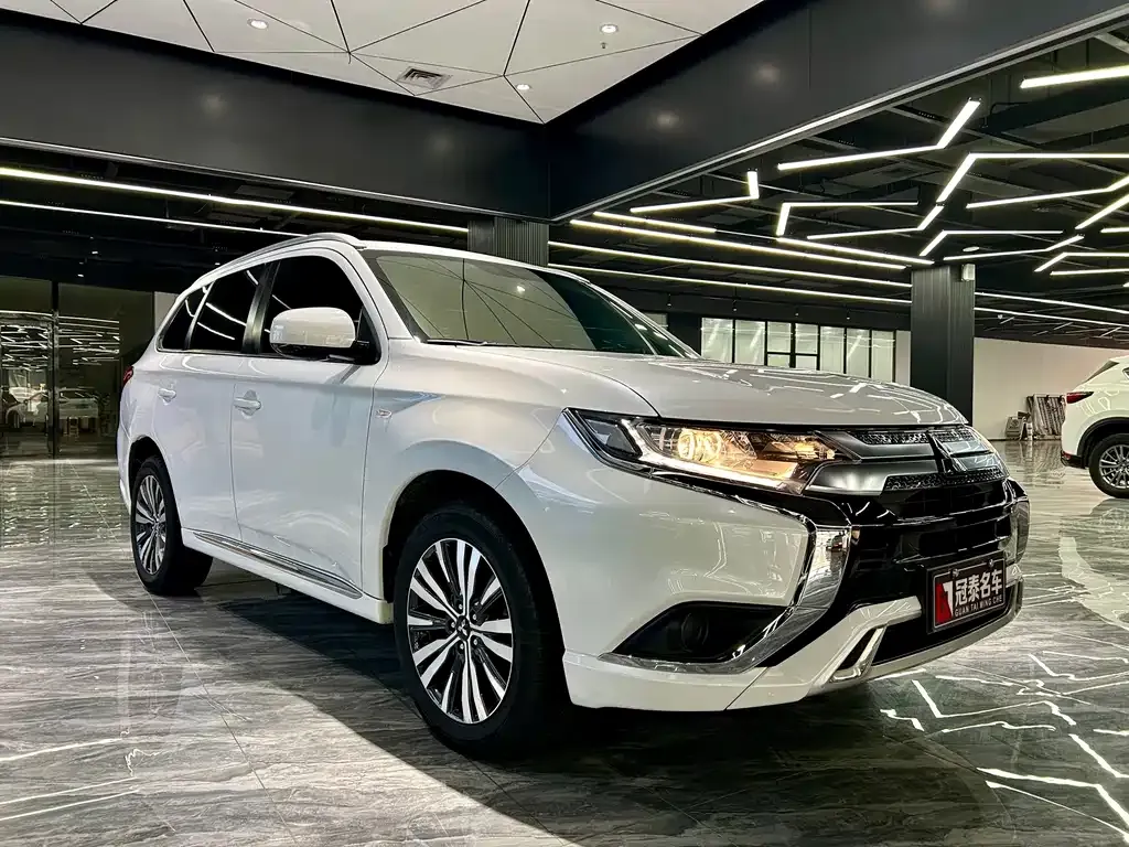 Mitsubishi Outlander — фото 9