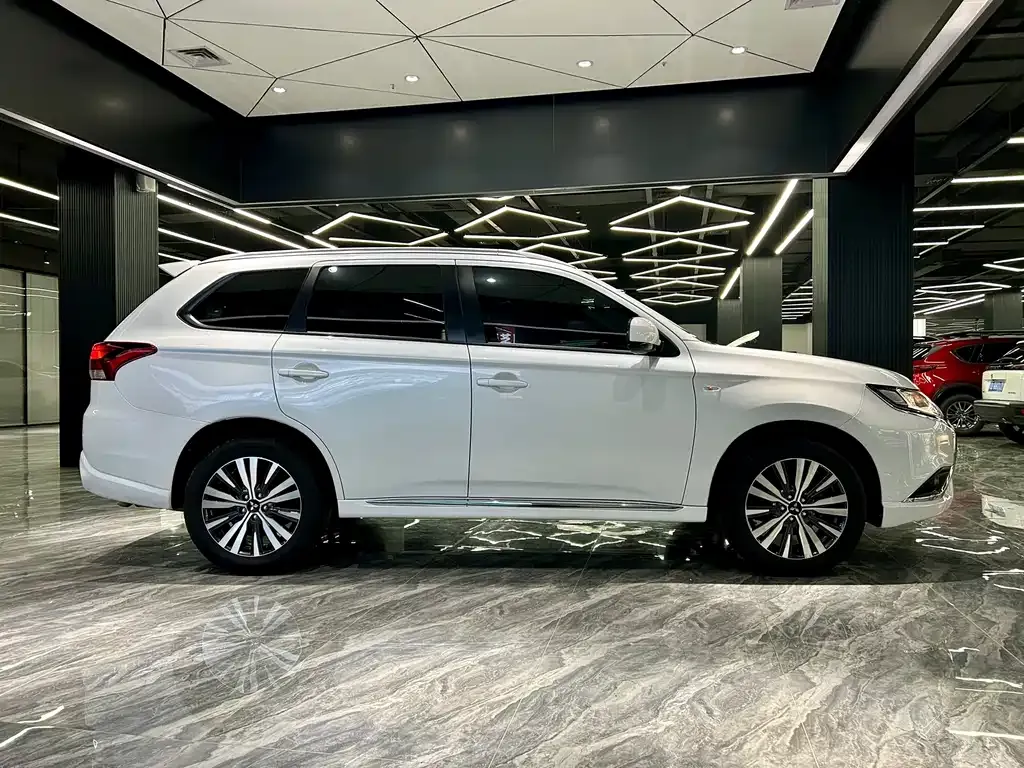 Mitsubishi Outlander — фото 2