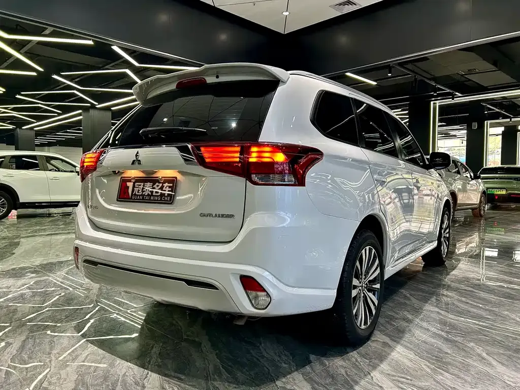 Mitsubishi Outlander — фото 5