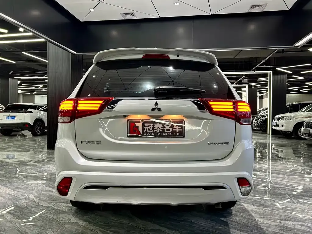 Mitsubishi Outlander — фото 10