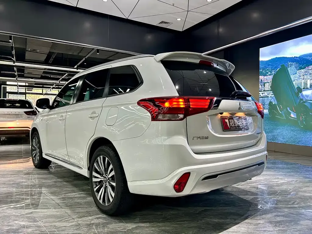 Mitsubishi Outlander — фото 6