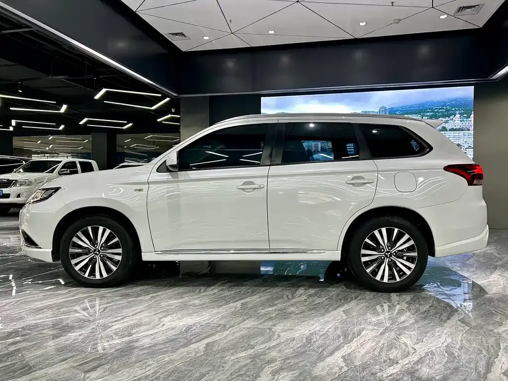Mitsubishi Outlander — фото 3