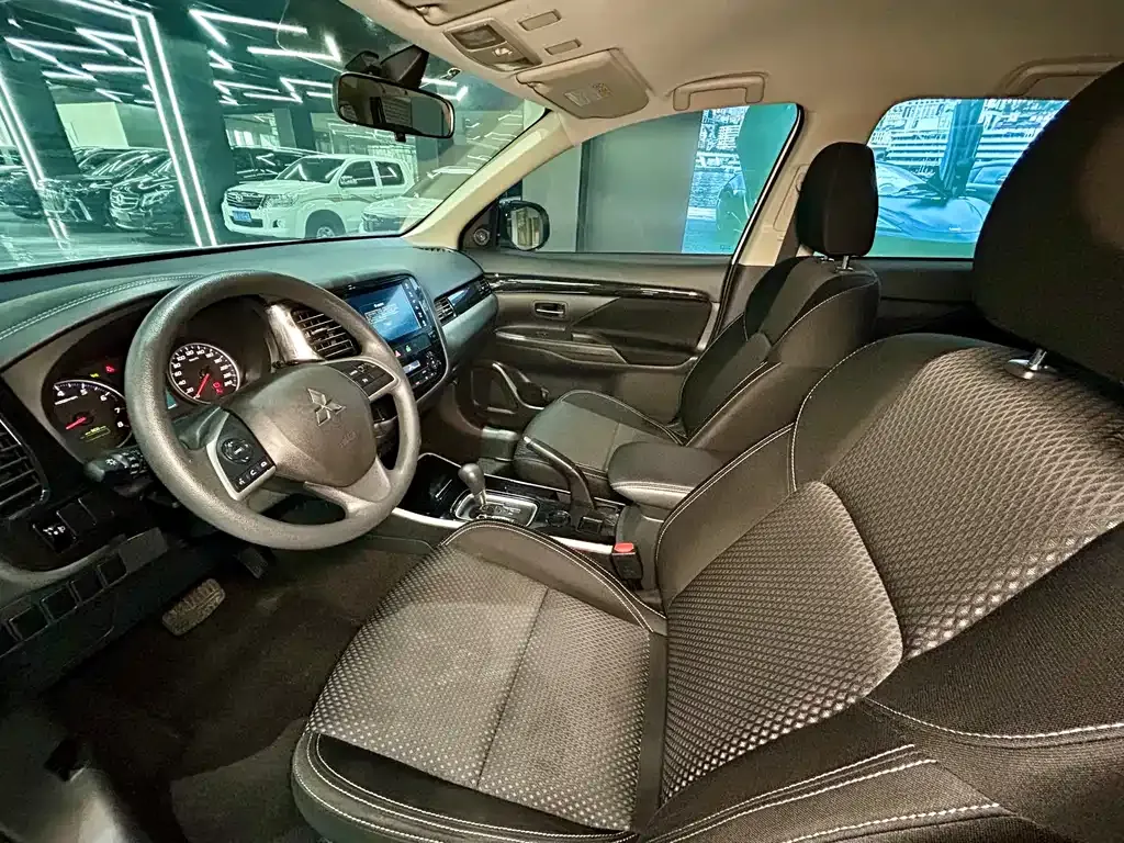 Mitsubishi Outlander — фото 7