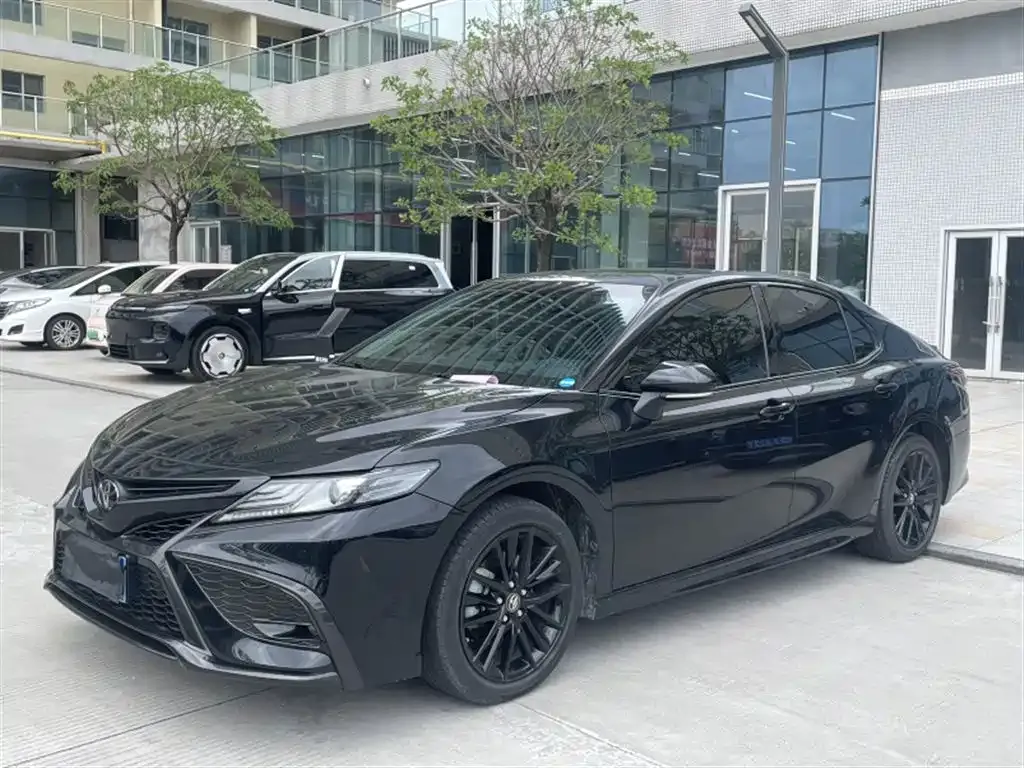 Toyota Camry — фото 1
