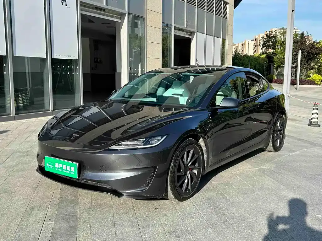 Tesla Model 3 — фото 1
