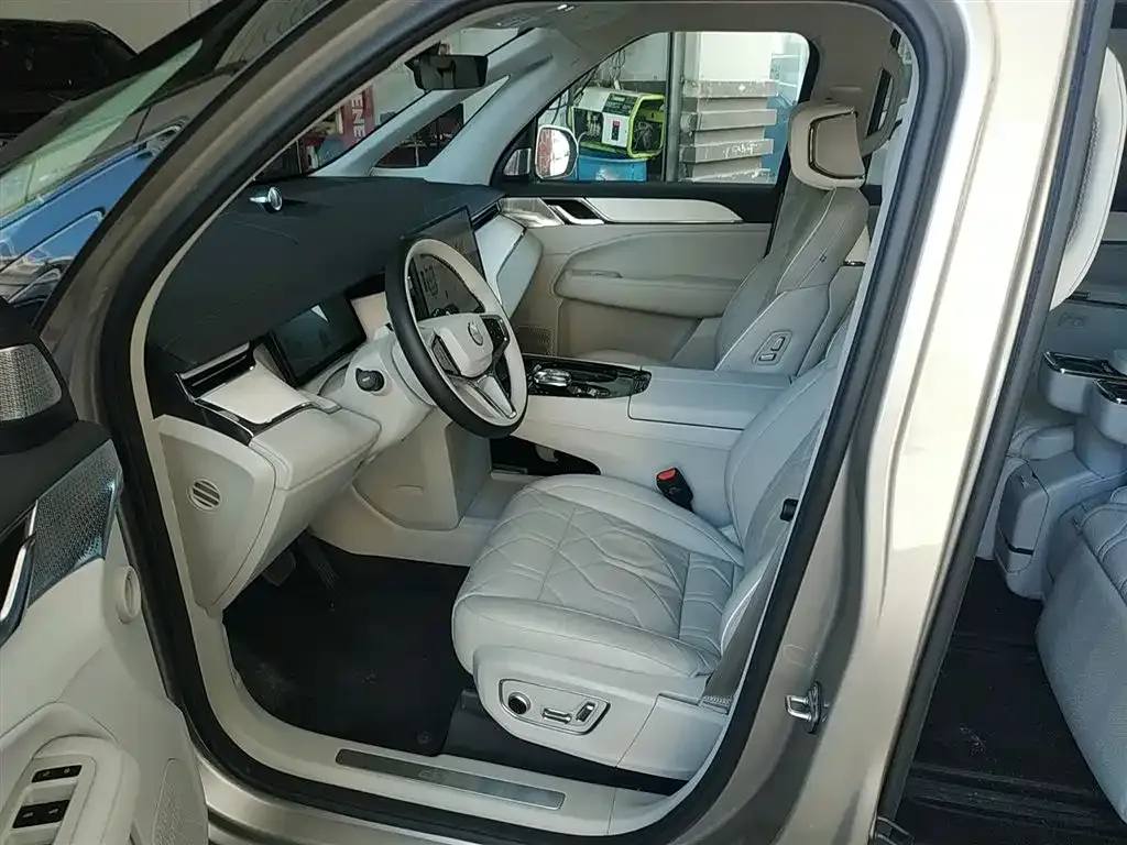 Volvo EM90 — фото 10