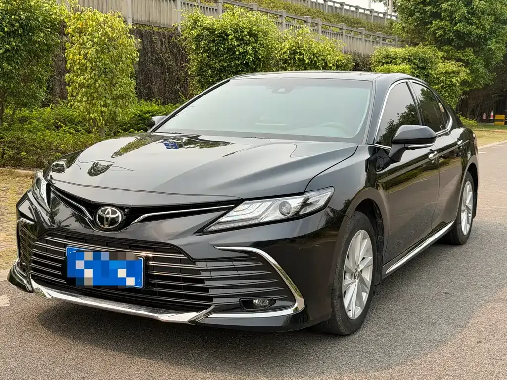 Toyota Camry — фото 1