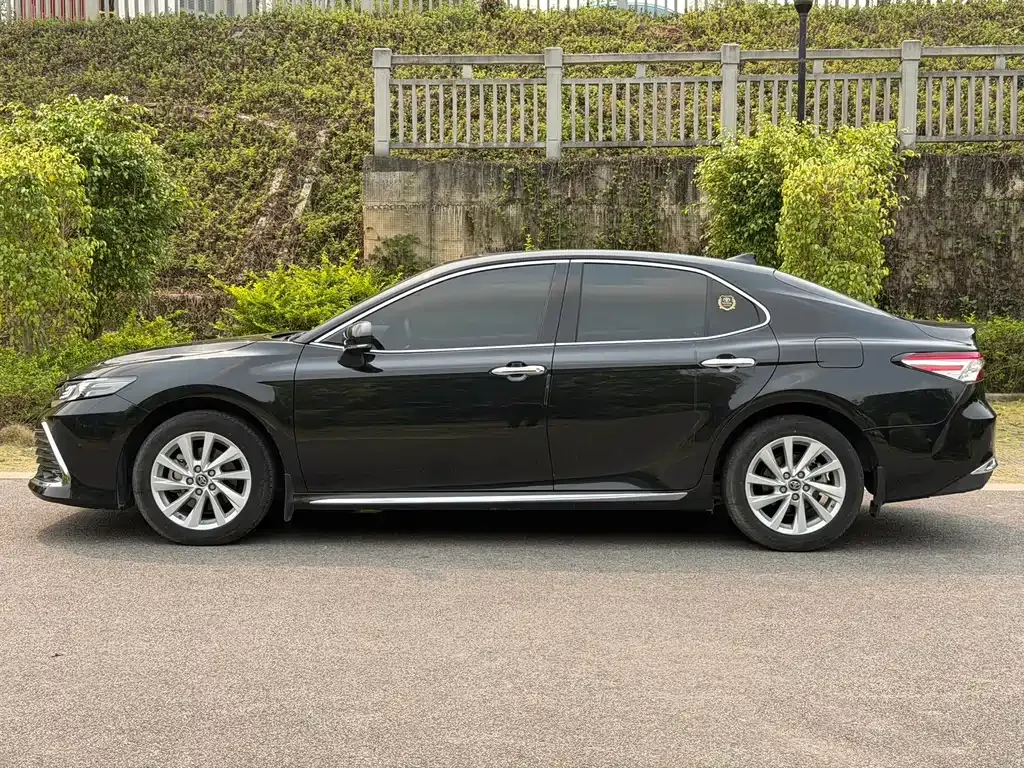 Toyota Camry — фото 9