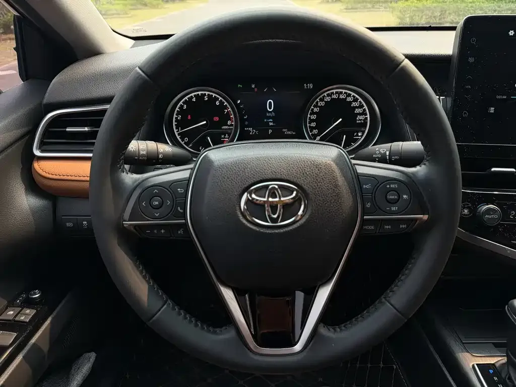 Toyota Camry — фото 2