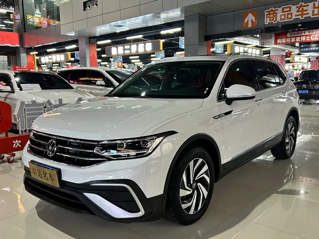 Volkswagen Tiguan L — фото 1