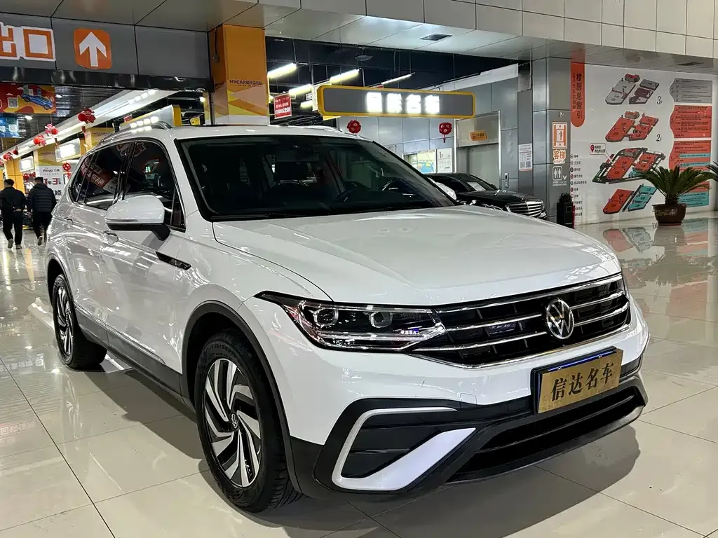 Volkswagen Tiguan L — фото 10