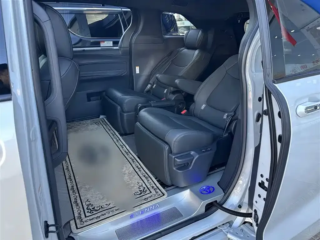 Toyota Sienna — фото 10