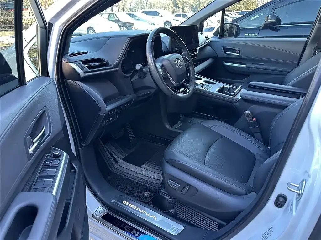 Toyota Sienna — фото 6