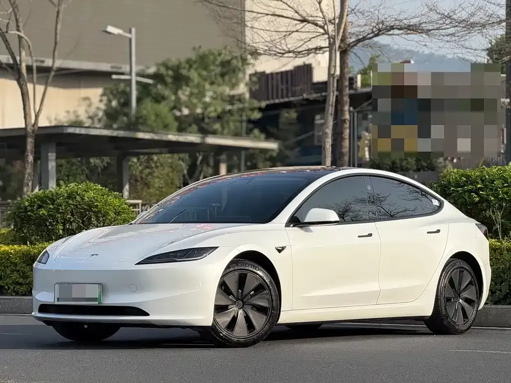Tesla Model 3 — фото 1