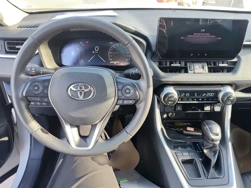 Toyota RAV4 — фото 7