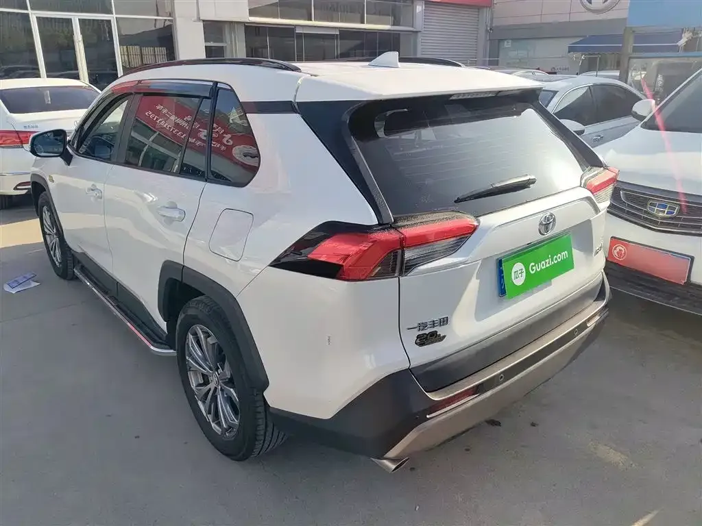Toyota RAV4 — фото 10