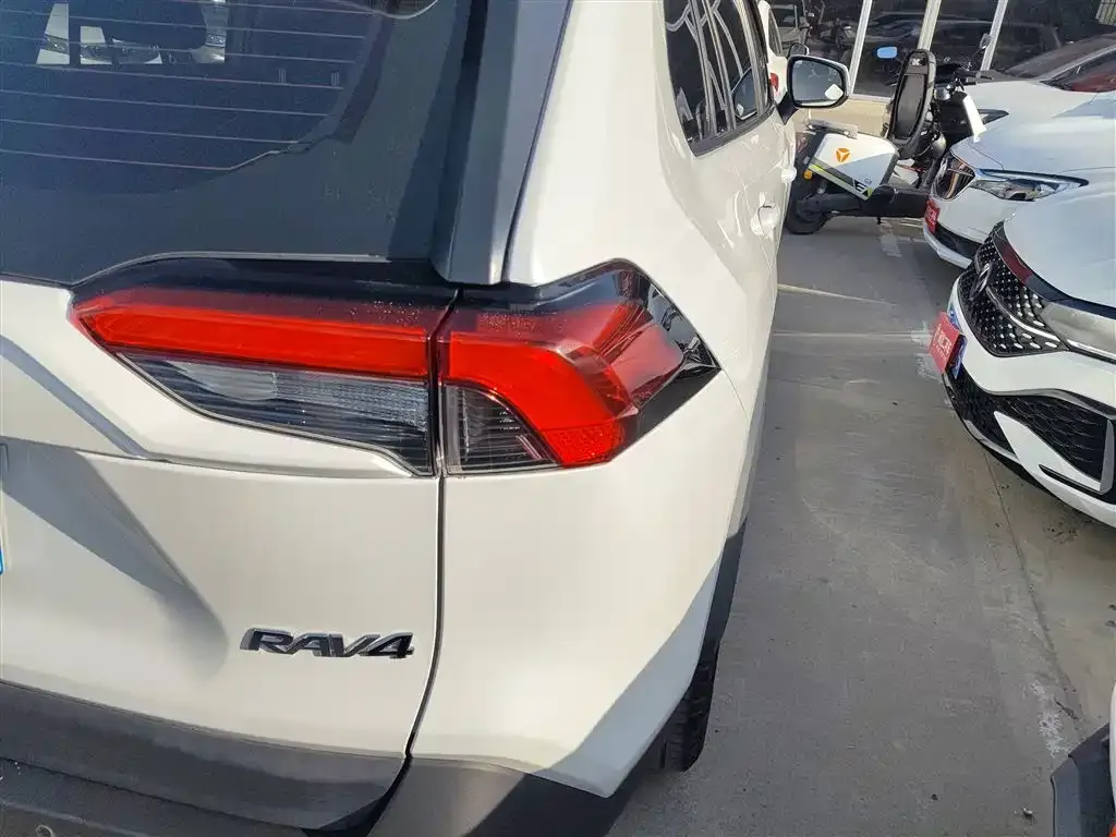 Toyota RAV4 — фото 2