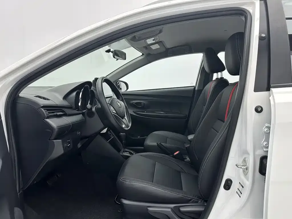 Toyota Yaris L — фото 10