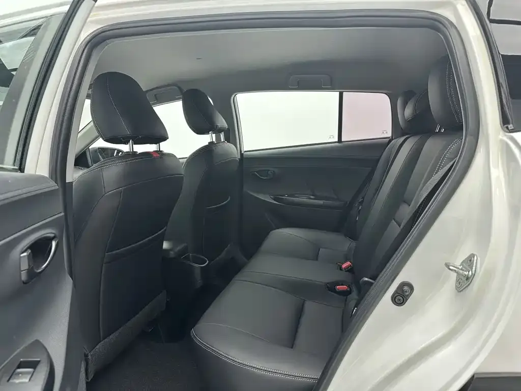 Toyota Yaris L — фото 7