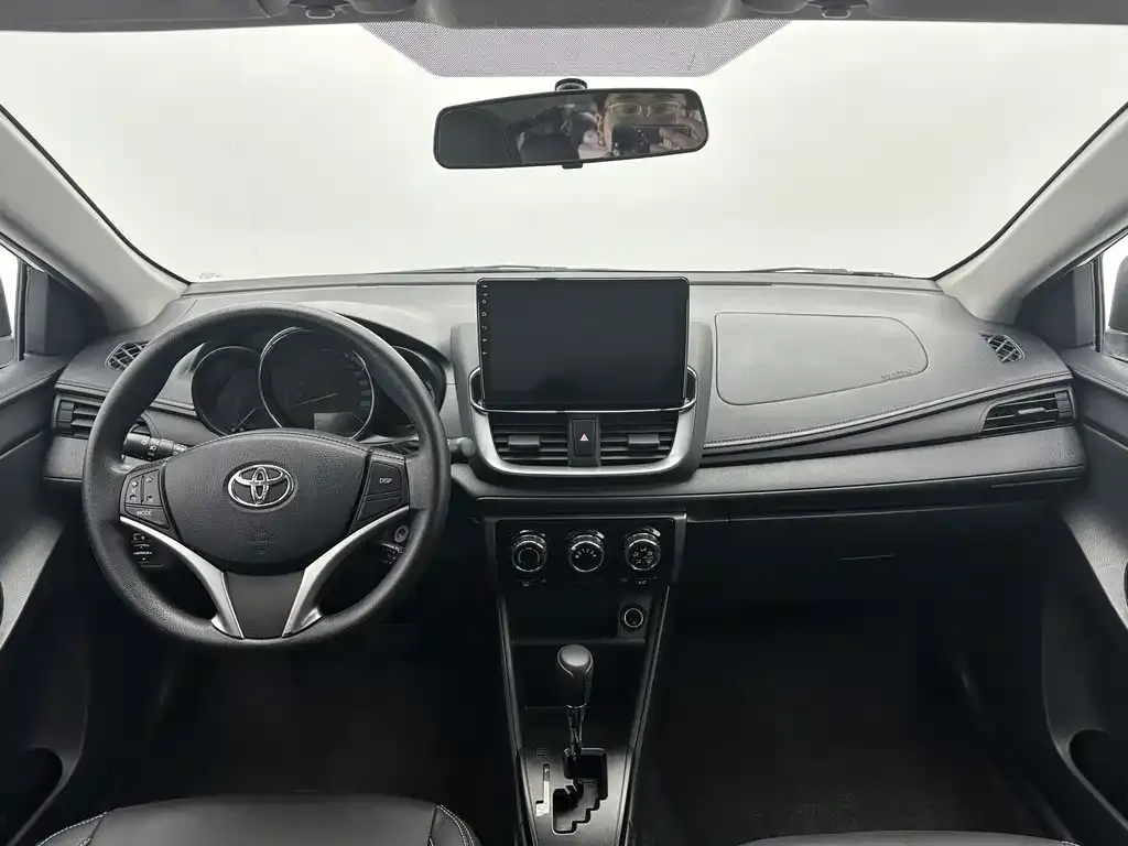Toyota Yaris L — фото 9