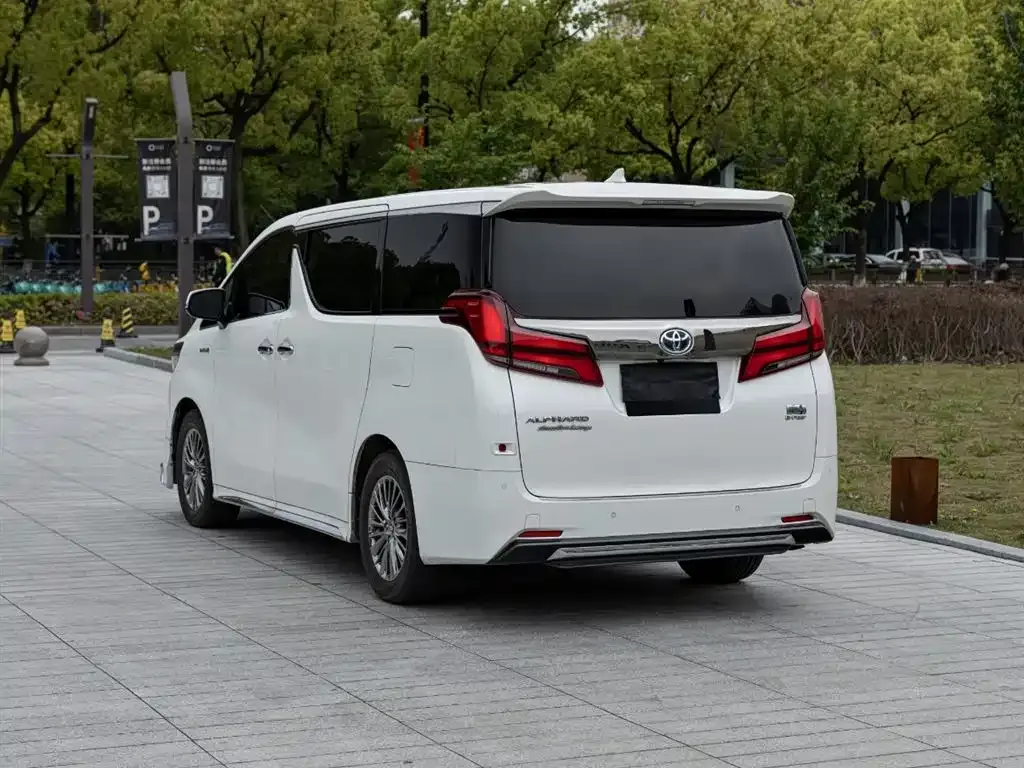 Toyota Alphard — фото 8