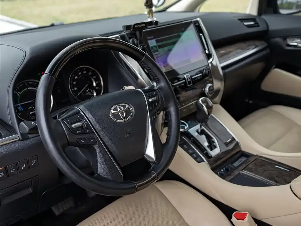 Toyota Alphard — фото 5