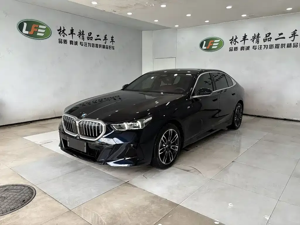 BMW 5 Series — фото 1