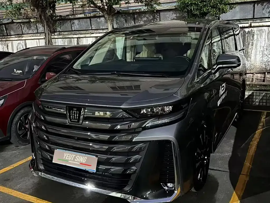 Toyota Alphard — фото 1