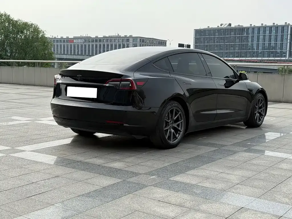 Tesla Model 3 — фото 4