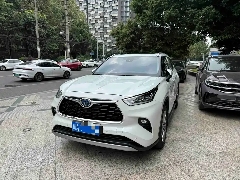 Toyota Highlander — фото 1