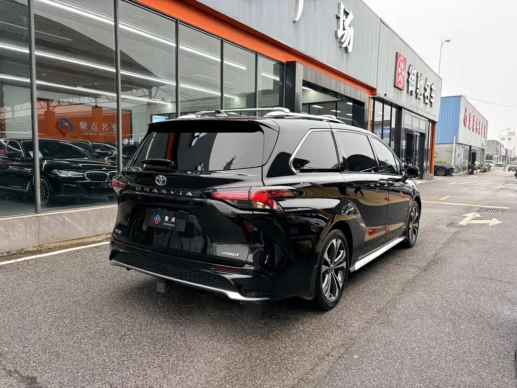 Toyota Granvia — фото 8